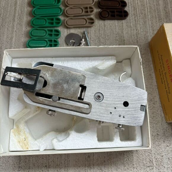 Singer Automatic Buttonholing With Touch & Sew No. 161829 - Picture 4 of 11